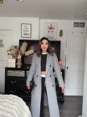 Absolutely love with this coat highly recommend to get one #highlyrecommended #TikTokShop #tiktokcybermonday #fypシ゚viral #usefulproducts #comfortable #wintercoatstyles #winterfashion ❤️