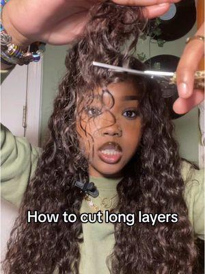 Easy layering on curly hair 👩🏽‍🦱 #wigtok #layers #cuttinglayers #alyssarenae #curlycut 