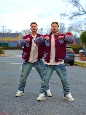 Que diferencias ven entre nosotros? 😏🔥  #quepasaria #rauwalejandro #cosanuestra #badbunny #puertorico #newyork #reggaeton #brotherstwinz #dance #baile #fyp #twins #twinz @rauwalejandro 