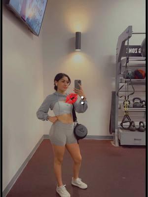 Tb post workout pics 💪🏽 #gymgirls #gymoutfits #postworkout #hitone #heavyweights 