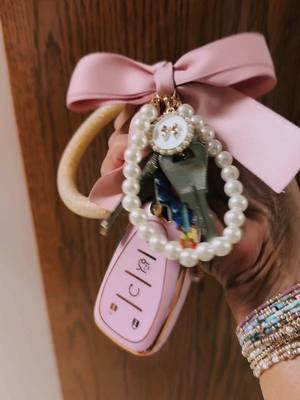 Ahhdorable 🎀🤍  #keychain #wristlet #bow #viralvideo #christmashaul #hauls #grwm #momtok 