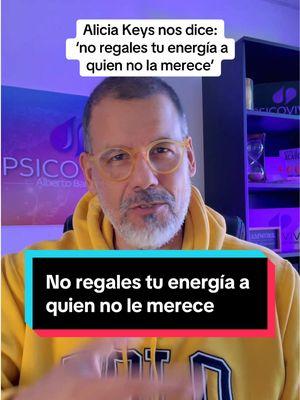 Alicia Keys Nos enseña algo que no siempre tenemos en cuenta.  Hay gente a quien le damos nuestra energía y realmente no lo merece.  Analicemos los qué dice y que debemos aprender de su consejo.  Recuerda escribirme al dm si requieres de nosotros.  Sabemos cómo ayudarte. #autoestima #psicovivir #tipspsicologicos #aliciakeys #amorpropio #relaciones