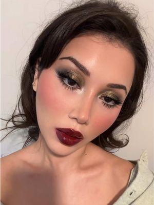 vampy makeup for new years 🍸🫒🩸🧛🏻‍♀️ #vampiremakeup #newyearsmakeup #darkredlipstick #vampirelips #darkfeminine #glittereyeshadow #greeneyeshadow #shimmereyeshadow 