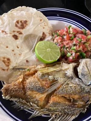 Rico pescado frito salvadoreño 🇸🇻😋😋😋#pescadofrito #comidatiktok #paratipage #fypシ #paratiiiiiiiiiiiiiiiiiiiiiiiiiiiiiii #fyppppppppppppppppppppppp #salvadoriancheck #viralvideo 