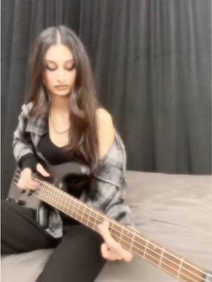 haven’t played bass in foreverrr, also this is my all time fav bass line :) #guitartok #bassguitar #bassguitartiktok #lacunacoil #guitar #guitarcover