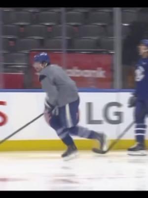 Auston Matthews working on his shooting. Video: leafslatest(X) #austonmatthews #torontomapleleafs #nhlpractice #hockeypractice 