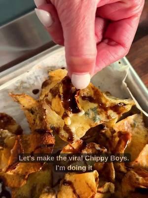 We will 100% still be making @kaelahe's Chippy Boys in 2025. 💯 Tap the link in our bio for more on this food trend. 📸: @nicolesperfectbite #chippyboys #snack #midnightsnack #chips