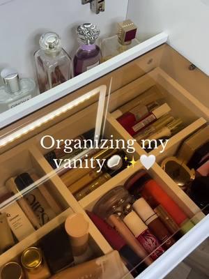 Love organized things🤩🤍 #makeup #maquillaje #vanity #organize #organisacion #dailymakeup #bestmakeup #smallvanity #3in1 #cleanmakeup #maqullajefacil #puertorico #boricua #smallcontentcreator 