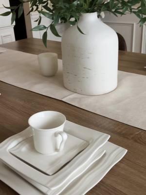 I absolutely love this dinnerware set 😍😍😍 #dinnerware #dinnerwareset #porcelain #porcelaindinnerware #diningroom #elegantdining #tiktokshopholidayhaul #flashsale #newyearsale 