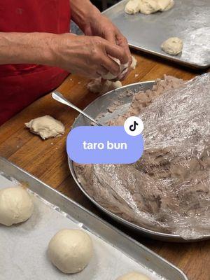 芋頭包 Taro Bun. #芋頭包 #tarobun #chinesebakery #chicagobakery #chinatownsoldestbakery #chicagochinatown #chinatownchicago #chinesepastries 