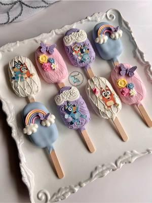 Bluey themed vanilla cakesicles #bluey #blueyparty #treatmaker #blueyandbingo #dippedtreats #cakesicles 