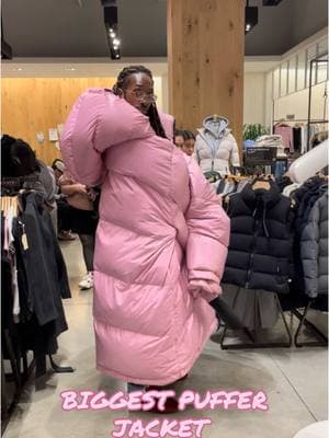 HAVE U EVER SEEN ONE THIS BIG #bigcomfy #pufferjacket #biggestflex #biggestbird #pinkholidayremix #oversizedhoodie #fyp #foryou #foryoupage #funnyvideo 