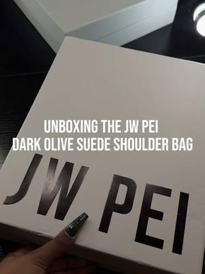 One thing about @JW PEI? They’re not going to miss with the bags! So excited to style this one😍🫒 #jwpeiofficial #jwpei #jwpeibag #unboxing 