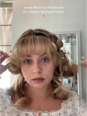 spending more self care time in 2025, even if it’s only an extra 10 minutes 💝 #2025 #nye2025 #pincurls #blowout #bouncyblowout #butterflyhaircut #layeredhair #dysoncurls #curlyhair #vintagehair #SelfCare #hairtutorial 