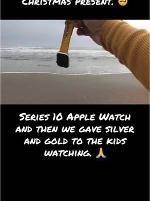 I can’t believe someone lost their new Apple Watch probably a Christmas gift #detecting #minelab #apple #watch #giveaway #jewelry #beach #digging #coob #scoop 