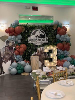 jared’s world 🦖🦕 #sacramentoballoons #customballoons #balloons #organicballoons #sacramentoeventsrentals #jurassic #jurassicbirthday #threerex #3rex #jurassicworld #jurassicpark  wall :@rosemorning.official 