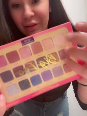 Love playing with my new makeup from #tarte #makeup #present #eyeshadow #palette #bigego thank you taylor love you #foryoupage 