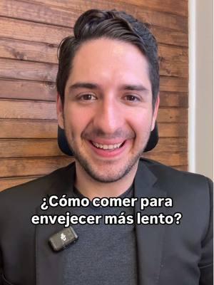 Cómo envejecer más lento con una buena nutrición. El envejecimiento es parte natural de la vida, pero no tiene porque ocurrir de manera prematura. Lo que comemos impacta nuestro proceso de envejecimiento. Los alimentos saludables apoyan un envejecimiento sano y ayudan a retrasarlo. Por eso queremos llevar una dieta rica en vegetales que tienen antioxidantes, grasas saludables, evitar exceso de azúcar, consumir suficiente proteína, y mantener una buena hidratación. ¿Qué alimento agregarías? ¡Comparte para promover el envejecimiento saludable y la longevidad! #antienvejecimiento #longevidad #nutrición #antiaging