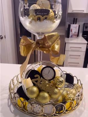 #creatorsearchinsights new Year cente centerpiece idea  #newyeardecor #happynewyear2024 #happynewyrar2025 #decorideas #newyearsparty #newyearspartydecor 