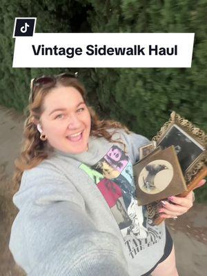 There were like 10 vintage brass frames??? HELLO???  #sidewalksale #secondhand #secondhandhome #freeshit #free99 #itsfree #homedecor #thriftflip 