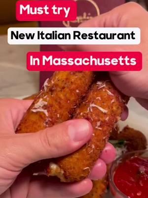 @josephine_pizza recently opened up in #somervillema so if you’re looking for some great Italian food, this is your new spot.  #boston #bostonfoodies #bostonblogger #likesforlike #likes4like #hypefeast #somervillemassachusetts #pasta #pizza #italianfood #carbs #617 #massachusetts #feefeed #foodintheair #noodles #pizza #cocktails 