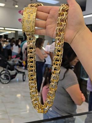 @TAMAYOS THE BIG STORE @TAMAYOS THE BIG STORE @TAMAYOS FABRICA DE ORO @tamayoshoustonoficial #tamayos #oro #gold #chinolink #chino #wepricematch #GOLD #956 #viralvideo #chain #engrave #photo #family #fam 