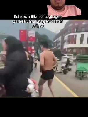 #greenscreen #greenscreenvideo este hombre exmilitar se lanso al agua sin pensarlo por salvar a una persona en en rio esta persona se merese todo el respeto de la gente nadie a riego su vida solo el a tirarse al agua por salvar una persona es una ejemplo a seguir. #china #militar #rescate #agua #natacion #salvavidas 