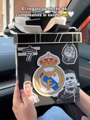 El regalo perfecto para un fan de CR7 🤍 #peluchesmusicales #peluchescontuvoz #detalles #teddies #teddy #detallespersonalizados #peluche #novios #cristiano #cr7 #halamadrid #regaloparaminovio #cajitaspersonalizadas #cumpleaños 