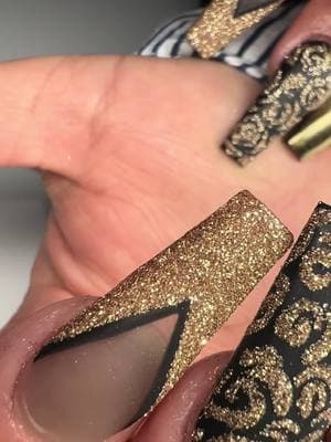 Más y más brillo 🤩🤩🤩🤩🤩#bling #glitter #glitternails #uñasbrillantes #longnails #nailsblingbling #goldnails 