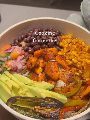 Salmon Rice Bowl 😋 #dinnerformom #cookingformom #cookwithme #cookingathome #CookingHacks #foodtiktok #FoodLover #foodies #ricebowl #salmonricebowl #foryourpage 