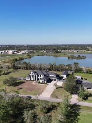 ¡Descubre la elegancia mediterránea en Pearland, TX! Esta impresionante casa de 6,400 pies cuadrados en un terreno de 1.4 acres cuenta con 5 habitaciones, 6 baños y lujo moderno en su máxima expresión. ¡La casa de tus sueños te espera! 📞 Contacta a Lisseth Larios al 832-870-2818 para más detalles. #VidaDeLujo #PearlandTX #CasaMediterránea #CasaDeTusSueños #CasasEnTexas #AgenteInmobiliario #LariosHomeGroup #EstiloDeVidaDeLujo #HouseTour #LuxuryHome #PoolHouse #dreamkitchen #Texashomes #CasasenTexas #casadeventa #casasentexas #Houstonrealtor #htx 