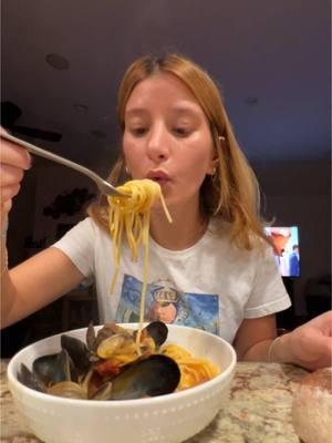 no portion control with this one #italiandad #italiano #pastadish #cookingvideos #cookingvlog #fatherdaughter #dinnerwithme #Dinnerldeas #seafood #shrimp #pastabowl #seafoodpasta #italianparents #pastabowl #cookingvideos #cookingvlog #pasta #italianrecipe #clams #mussels 