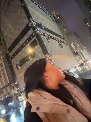 🤪 oops buzon de voz, porque ando en NY admirando el edificio de @Louis Vuitton ❤️✨😜 #nyclouisvuittonexhibit #buildingnyc #datingera #happythanever #enjoylife #enjoytheview 