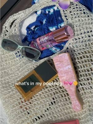 just a few poolside favs 🌴🌊💗 @Kopari Beauty @Summer Fridays @Vacation Inc. @Emi Jay #whatsinmybag #vacationbag #hawaii #whatsinmypurse #poolside #vacationvibes 