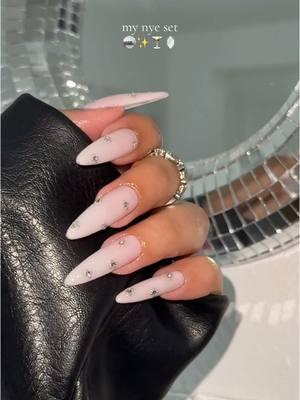 in love with this set✨🫶 #gelx#gelextensions#newyears#itgirl#trendynails#winternails#classynails#daintynails#diynails#nyenails#newyears#newyearseve#nye#nailinspo#haul 