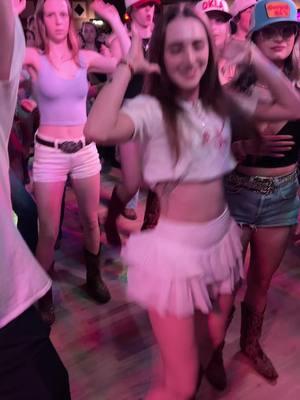 Country Girl Twerk @Bridget #eclewisville #texas #texascheck #linedancersoftiktok #linedance #fyp #dfw #dallastx #trending #texasgirl❤️🤍💙 #hotgir🔥💋 #linedancer #popular #tiktok #countrybar 