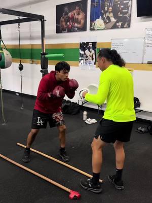 Consitent stability but light movements Follow me @flaminhotmitts for more tips #boxing #boxingtraining #boxinglife #boxingday #boxinggym #boxingtraining #boxingcoach #boxingdrills #sparring #sparringday #noboxingnolife #boxeo #boxeomexicano #usaboxing #canelo #ryangarcia #mma #mmaworld #mmafighter #kickboxing #kickboxer #kickboxingtraining #muaythai #profighter 