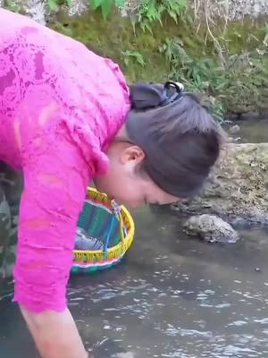 😱The girl discovered a giant clam filled with sparkling and charming pearls #pearl #pearls #pearljewelry #goldenpearl #pickingpearls #clam 