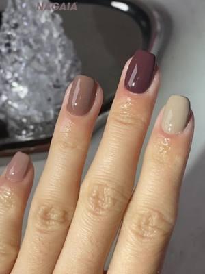 Cozy vibe nails for a Sunday of the new year holiday ✨💅✨🙋‍♀️ #xmasnails #acrylicnails #warmnails #brownnails #espressonails #mochanails #lattenails #nudenail #dipnailsathome #dipnailstutorial #nagaiadipkit #dippowder #thenagaia #nagaiadippingpowder #dipnails #fyp 