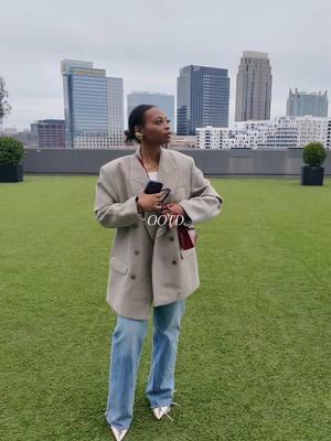 This ATL skyline >>> #OOTD #whatiwore #styleinspo #oversizedblazer #oversizedblazeroutfit #blackgirlfashion 