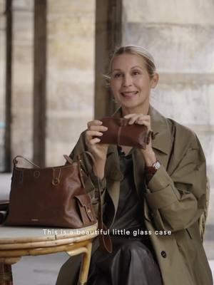 The Yore Glasses Case, found in Kelly’s Yore Hobo Bag. Shop our accessories on songmontofficial.com #songmont #songmontmoment #songmontyorecollection #yorehobobag #glasscase #leatheraccessories #newyeargift #giftforher  #kellyrutherford #kellyrutherfordfans #gossipgirl #lilyvanderwoodsen 