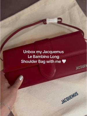 Thanks babe 🥰🤍 Unbox my new @Jacquemus Le Bambino Long Shoulder Bag with me ✨ #jacquemusbag #jacquemus #jacquemuslebambino #jacquemusbambino 