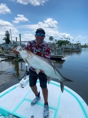 Gotta love the way tarpon fight what an adrenaline rush🙌🔥 Capt @Slade hit him for a trip💪 #urbanfloridafishing #tarponfishing #fishing 