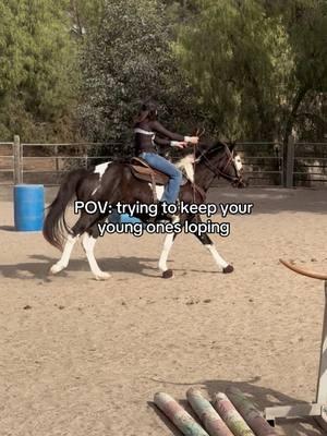 Still a little struggle 😂#foryoupage #savycowgirl__ #horsesoftiktok #westernstyle #coltstarting #barrelhorsesoftiktok 