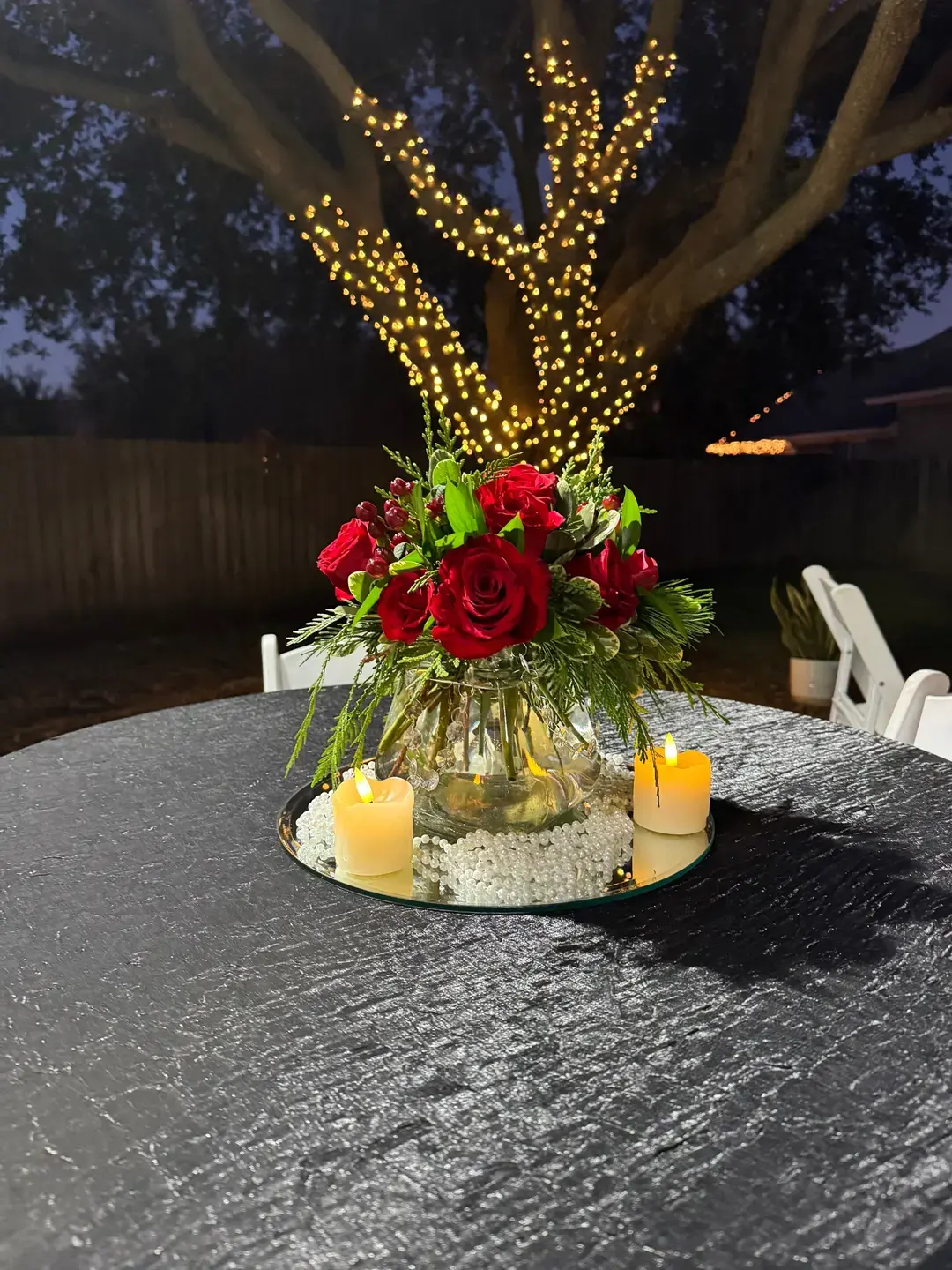 The grand finale of 2024 ✨🎄 An elegant Gatsby vibe with bold red roses, lush Christmas greenery, and feathers—absolutely stunning! ❤️🌹 #EventDesign #GatsbyTheme #HolidayGlam  🤩 #floraldesign #eventplanner #