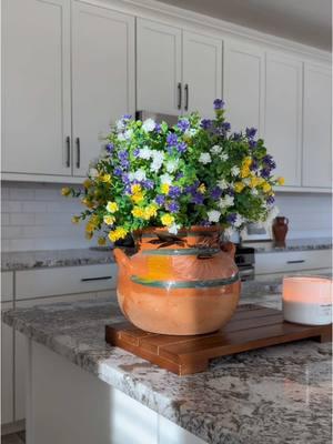 These flowers make me so happy 🥹❤️ I updated my olla de barro with some of my favorites. I’ve had these flowers stored away but I am happy to be taking them out again. I love how they actually look like they are real flowers.💐  #olladebarro #flores #flowers #centerpiece #islandcenterpiece #kitchenisland #micasita #mihogar #springdecor #señoraera #cozyseñora 