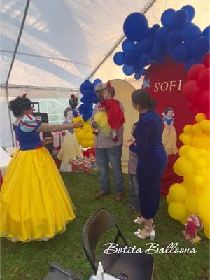 Entregando el globo de #blancanieves a la Reyna de la fiesta!!! 🥳🎉🎈🙏❤️💛🍎#balloonart #recuerdosinolvidables #anitaybotitashow #showinfantil #botitaballoons #fiesta 