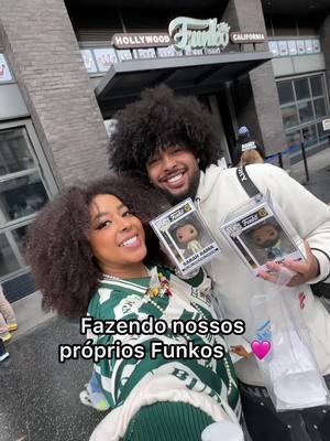 Fomos na loja da Funko  e fizemos nossos próprios Funkos parecidos com a gente ❤️🤏🏾 Fica em 📍6201 Hollywood Blvd 100, Los Angeles, CA 90028, Estados Unidos🇺🇸 #sarahgama #funko #funkopop #losangeles #viagem 