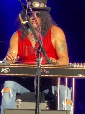 🤘 Slash rockin’ the steel guitar ❤️‍🔥🎸 @Slash #slash #concerts #guitartok #guitarists #legend #fyp #fy #gunsnroses #songs #slideguitar #bluesband #electricguitar #live #axlrose #duffmckagan #80smusic @Guns N’ Roses 