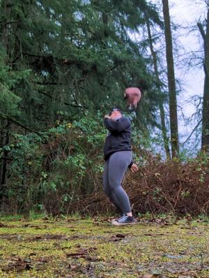 just having a silly goofy time 🥳 last juggle sesh of the year!  & don't forget to sign up for my kettlebell snatch lab! early bird pricing ends soon!  #kettlebellsport #kettlebelljuggling #powerjuggling #personaltrainer #puyallup #pnw #kettlebellflow #tiffnessflipness 